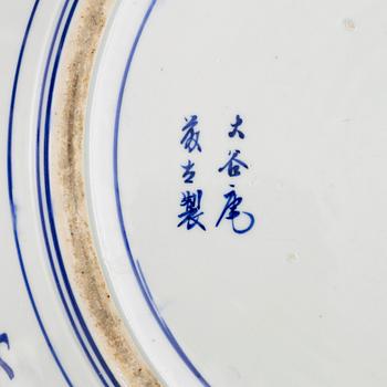 Bord med porslinsfat, ett par, Europa & Japan. omkring år 1900.