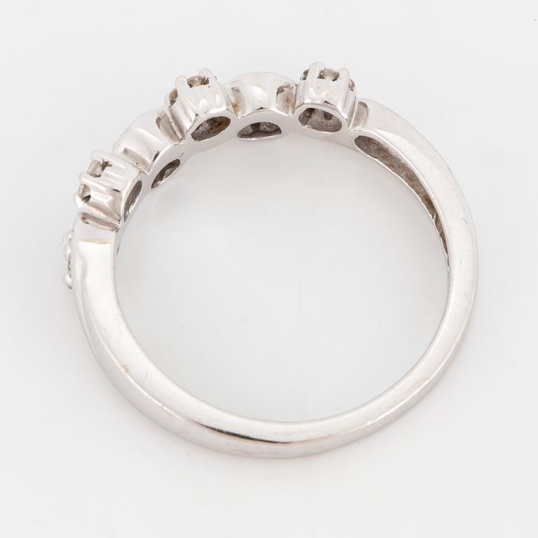 ALLIANSRING, vitguld med små briljanter i en blomsterslinga, ca 0.20 ct.