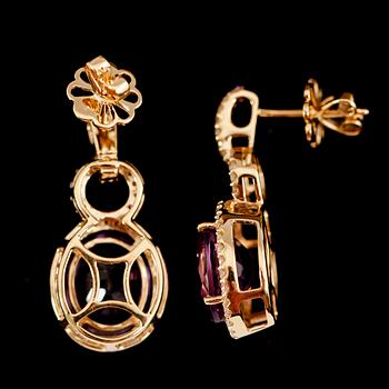 ÖRHÄNGEN, 1 par, 18 k guld, ametister tot 6.08 ct, diamanter tot ca 0.79 ct.