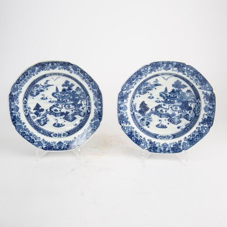 A set of five Chinese porcelain palts around 1800.