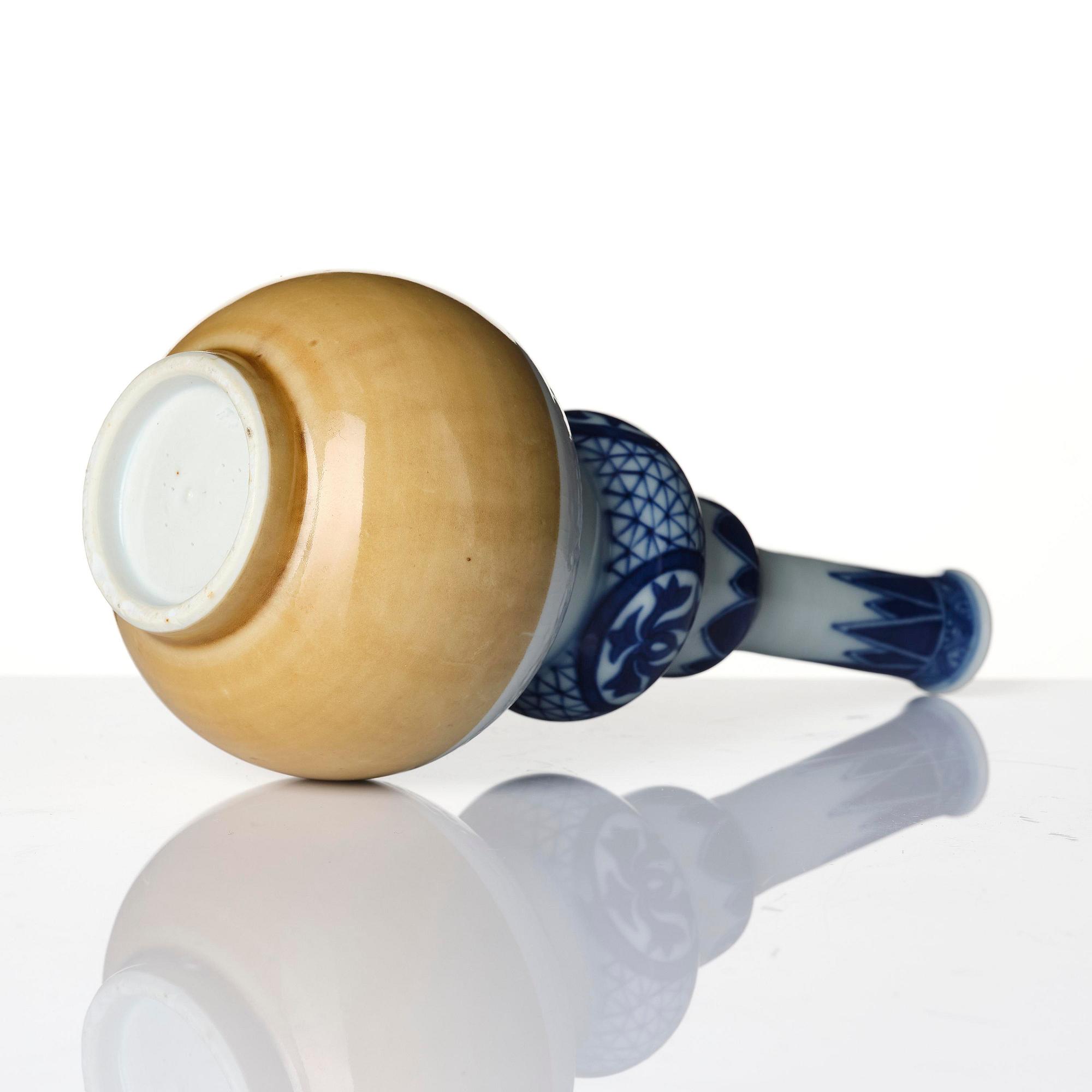 A blue and white vase, Qing dynasty, Kangxi (1662-1722).