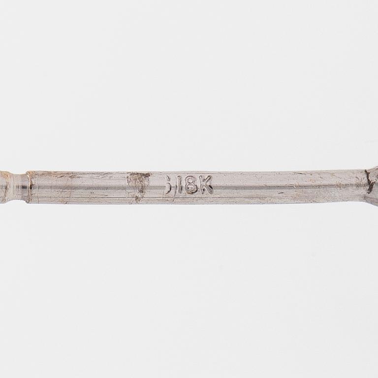 Örhängen, enstensörhängen, 18K vitguld med droppslipade diamanter.