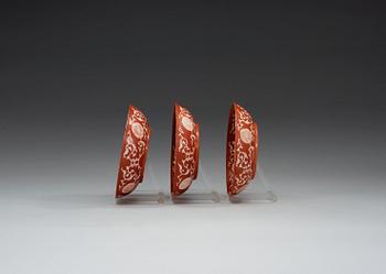 SKÅLFAT, tre stycken, porslin. Qing dynastin, med Daoguang sigillmärke.