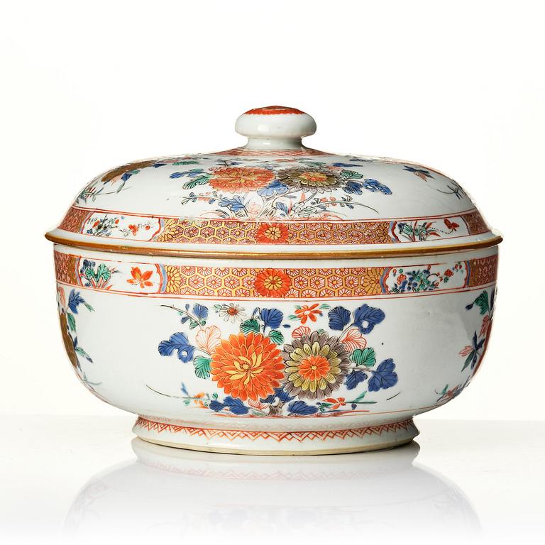 Terrin med lock, porslin. Qingdynastin, Kangxi (1662-1722).