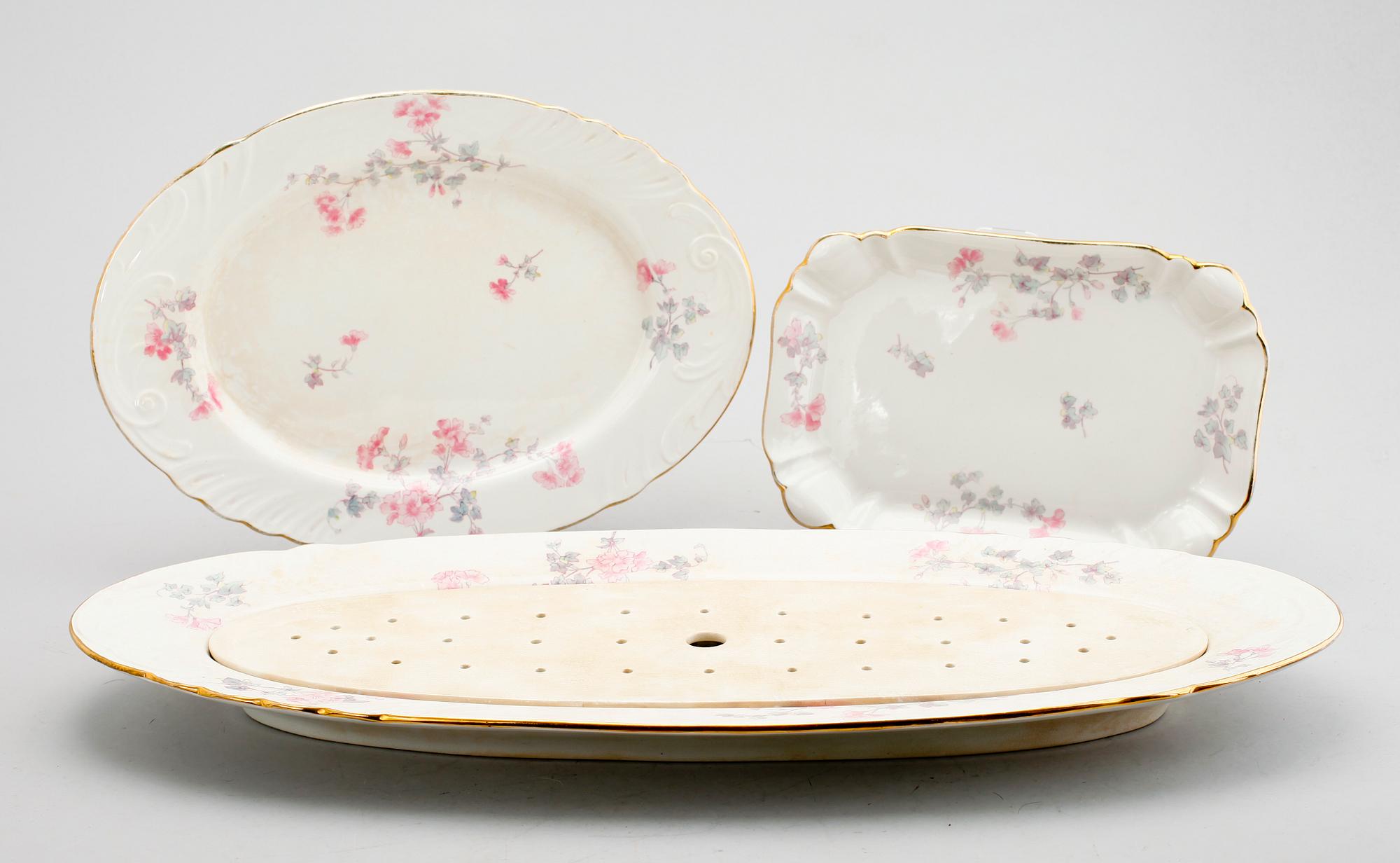 MATSERVIS, 81 del, porslin, "Geranium", Gustafsberg, tidigt 1900-tal.