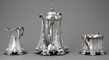 KAFFESERVIS, 3 delar, silver, götisk stil, GAB samt CG Hallberg, Stockholm 1903, 1904 och 1914. Total vikt ca 1 750 g.