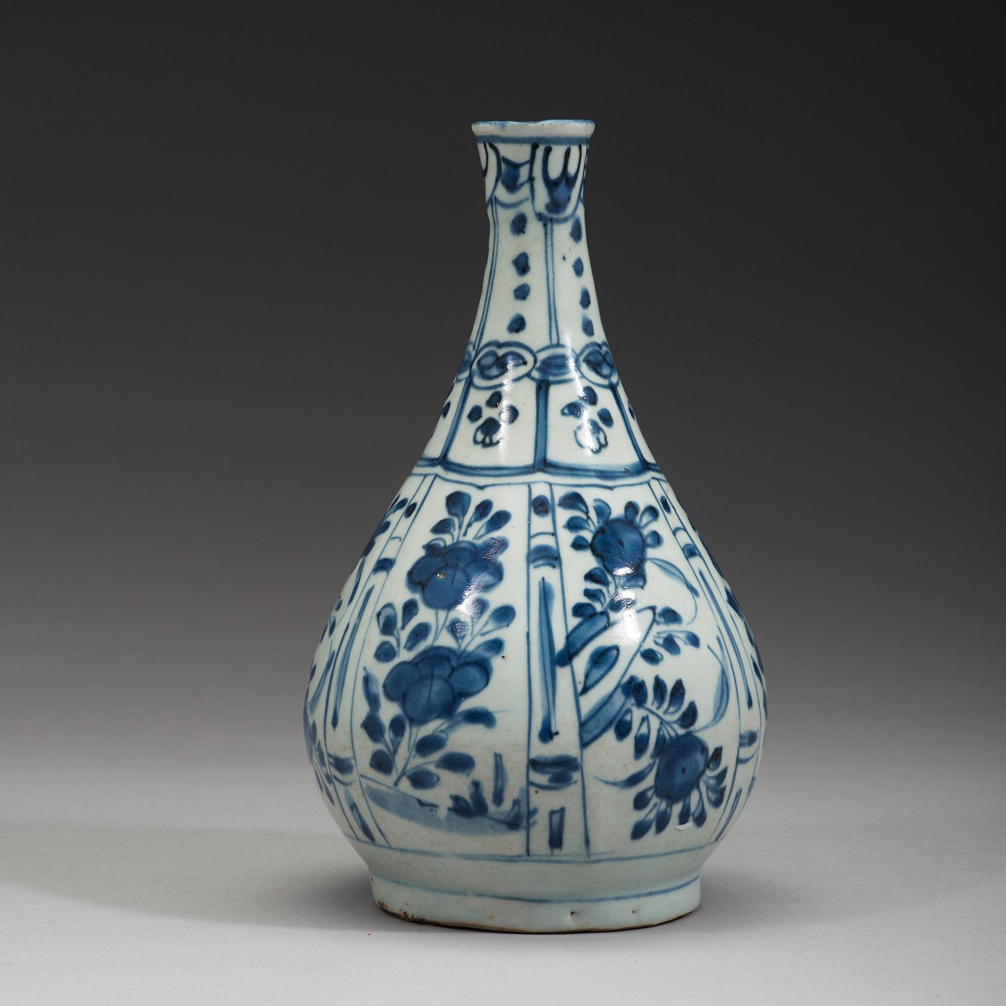 A blue and white porcelain bottle vase, Ming dynasty, Wanli (1572-1620).