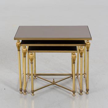 NESTING TABLES.