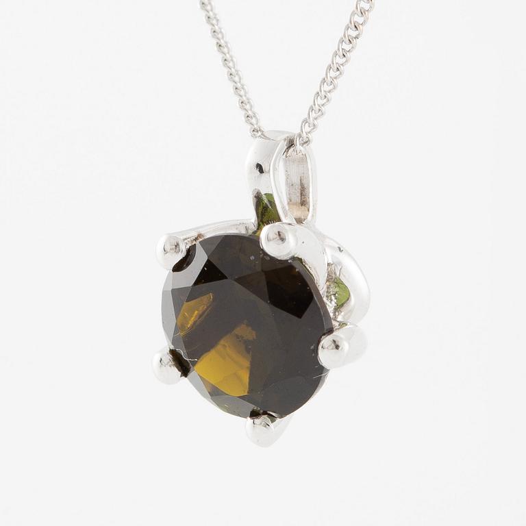 Necklace 14K white gold with green tourmaline.