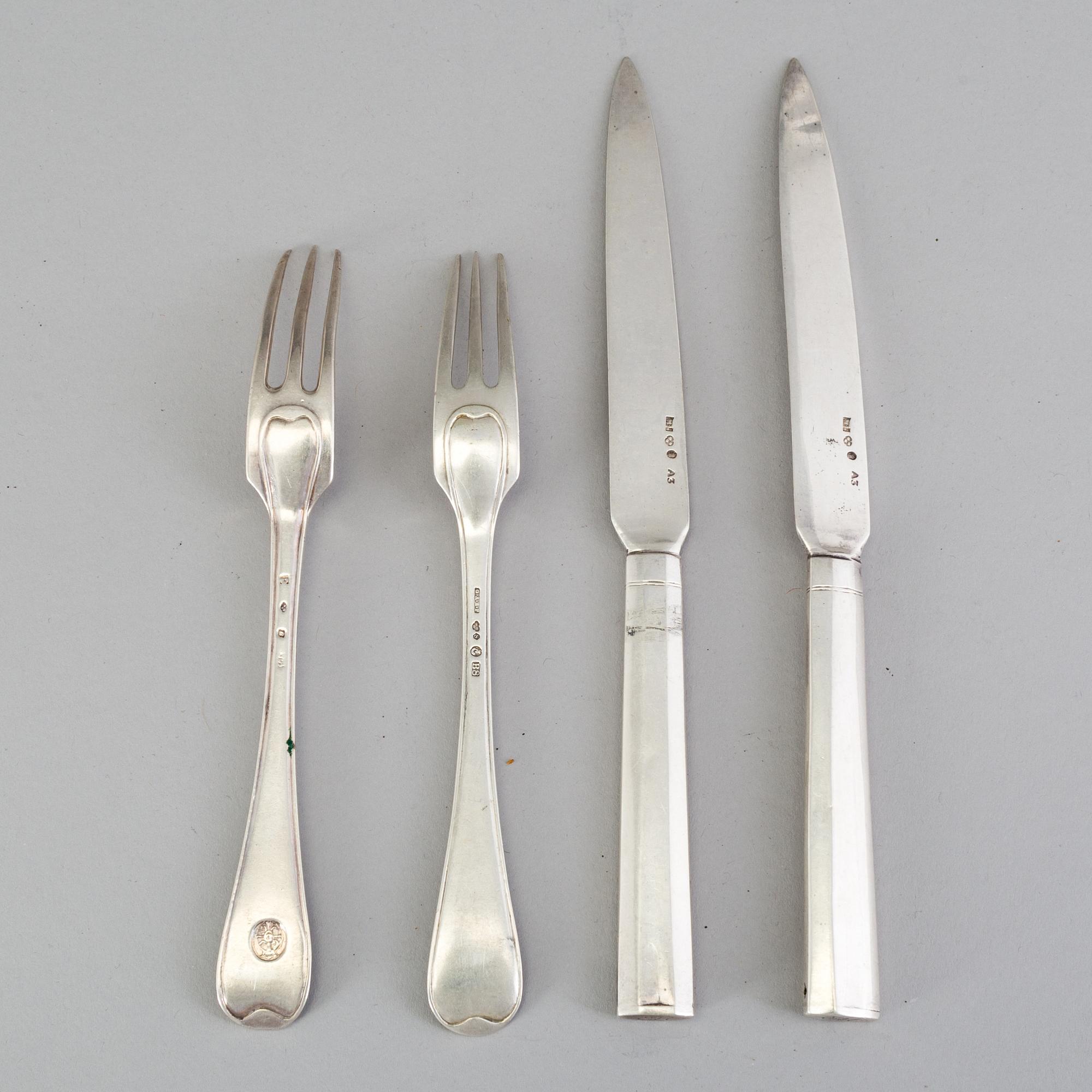 A set of 10 silver fruit knives, Stockholm, 1807 and a mixed lot of  silver fruit forks. Weight 600 g.