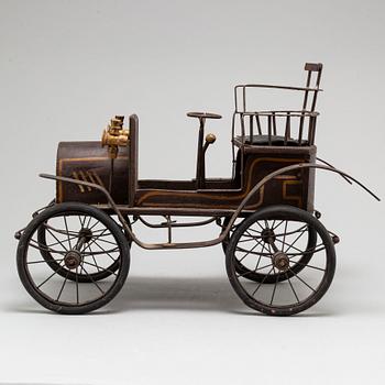 A model of a car from the early 20th century.