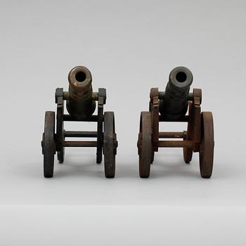 BORDSKANONER, ett par, gjutjärn, 1900-tal.