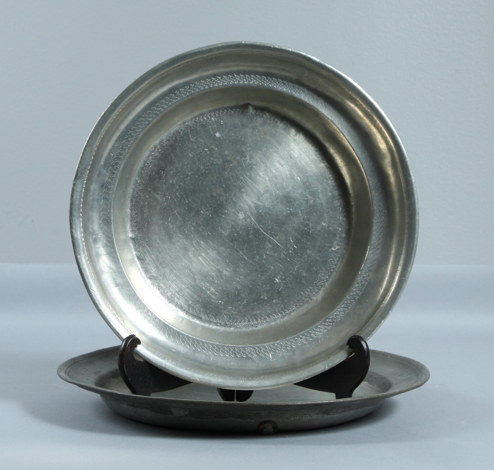 SKÅLFAT, 2 st och TALLRIKAR, 4+1, tenn, 1800-1900-tal.