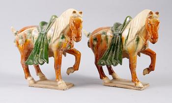 FIGURINER, 2 st snarlika, porslin, 1900-tal, Kina.