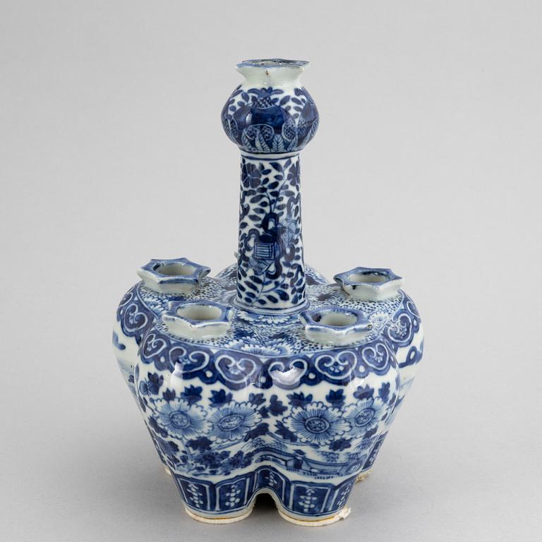 A blue and white tulip vase, Qing dynasty, 19th Century.
