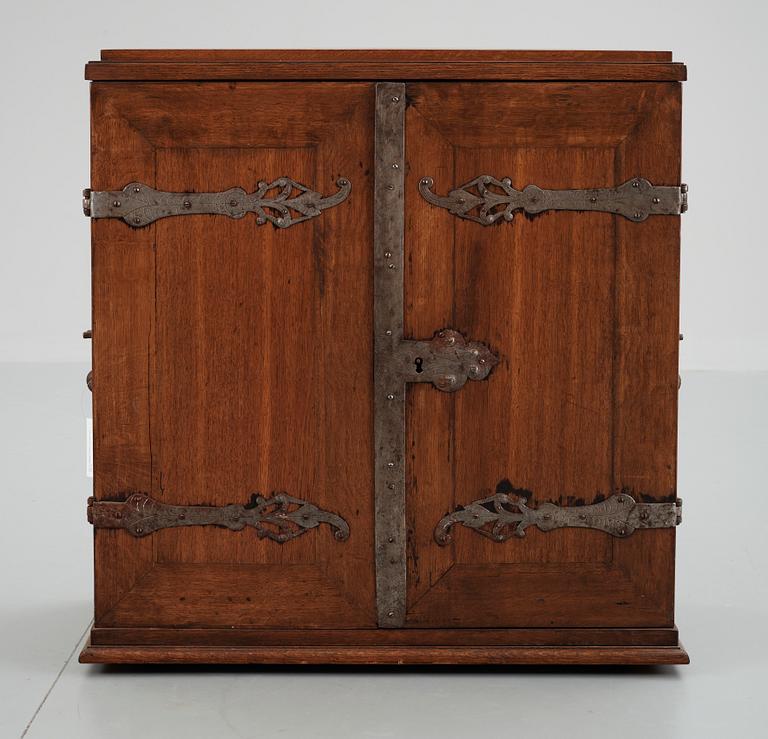 KABINETTSKÅP, barockstil, sent 1800-tal.