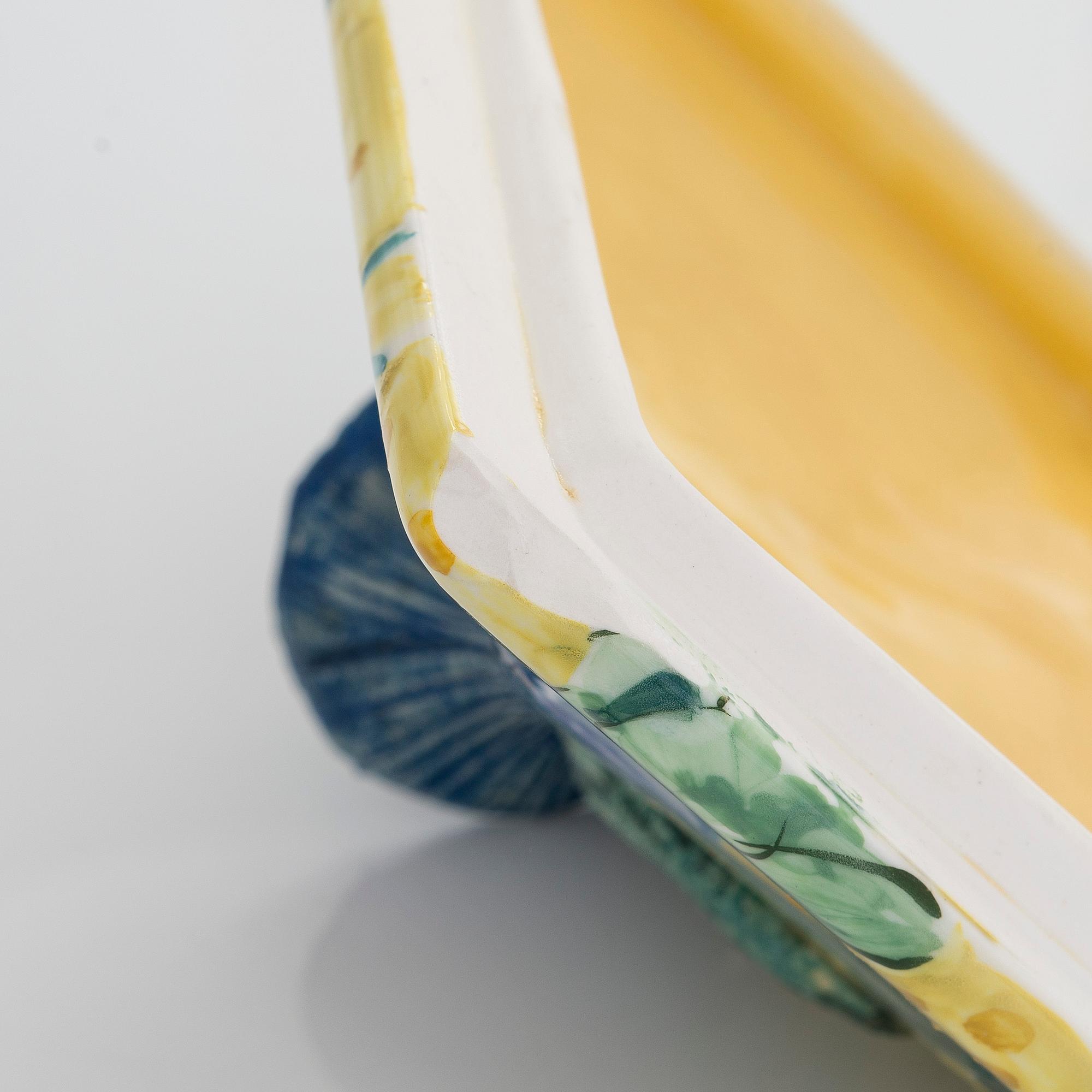Dorrit von Fieandt, a porcelain box signed DvF ARABIA.