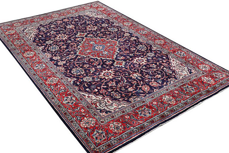 A Mahal carpet, c. 325 x 210 cm.