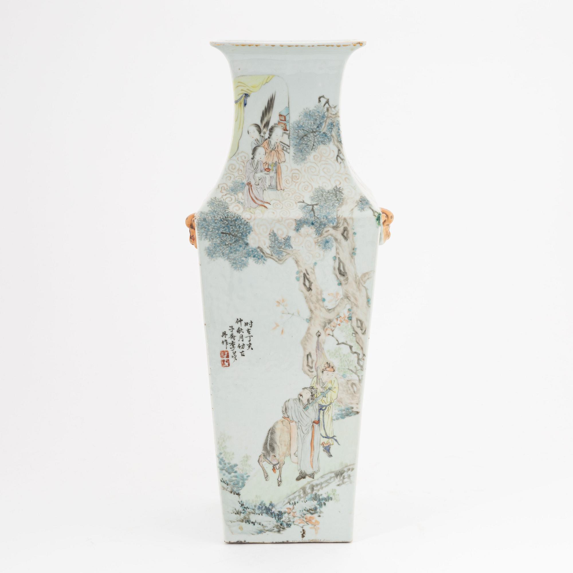 A Chinese square caligraphy vase, around 1900.