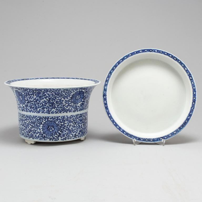 A blue and white pot with dish, Qing dynasty, 19th century,.