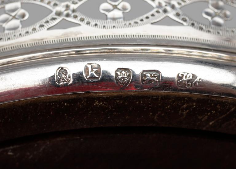 COASTERS, ett par, silver, Hester Bateman, London, England, 1785.