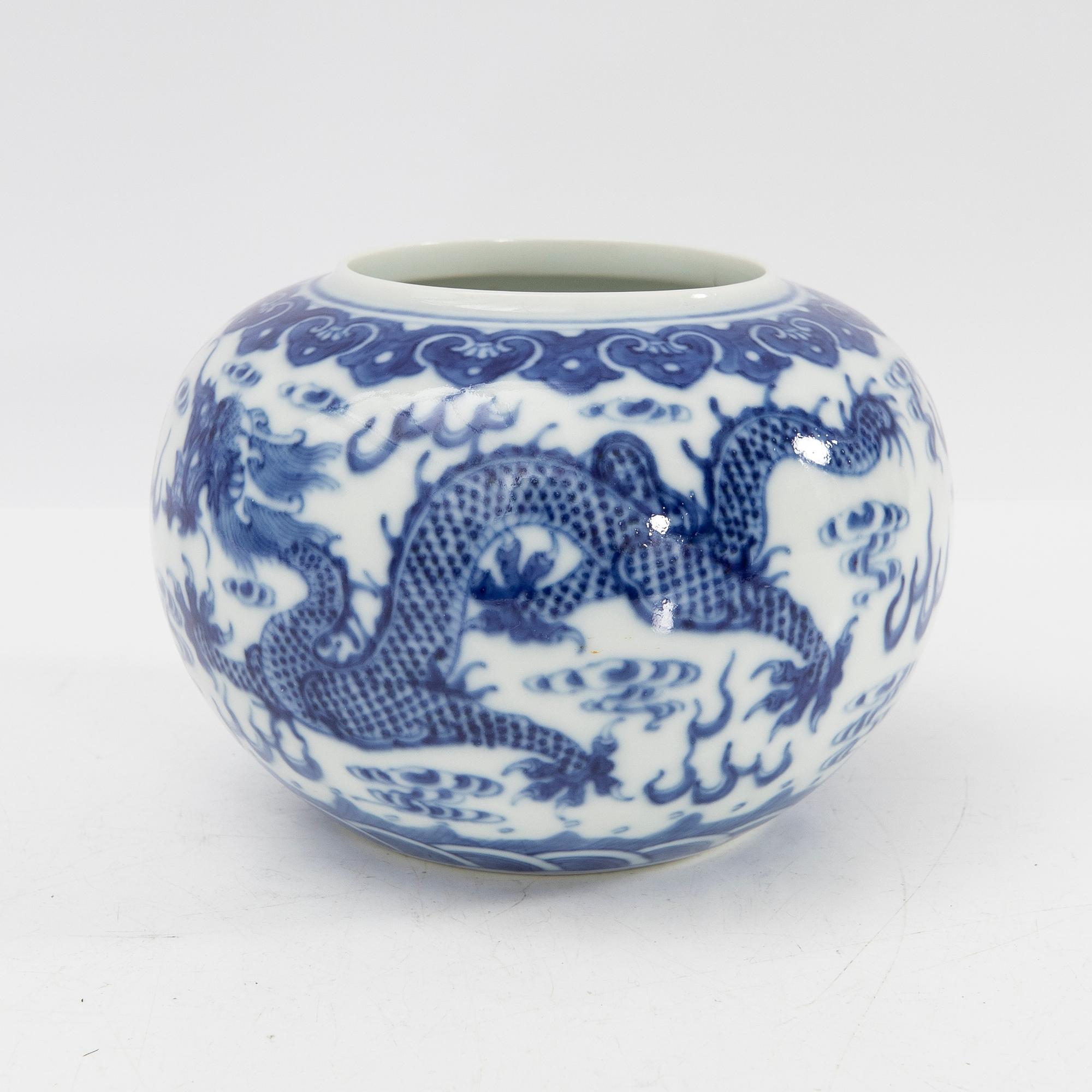 Penselbad, porslin, sen Qingdynasti, Kina, 1900-tal.