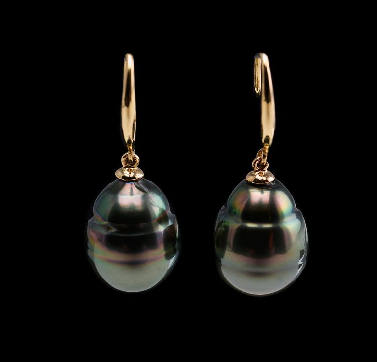 A PAIR OF EARRINGS, tahitian pearls 11 mm. 14K gold. Length 29 mm.