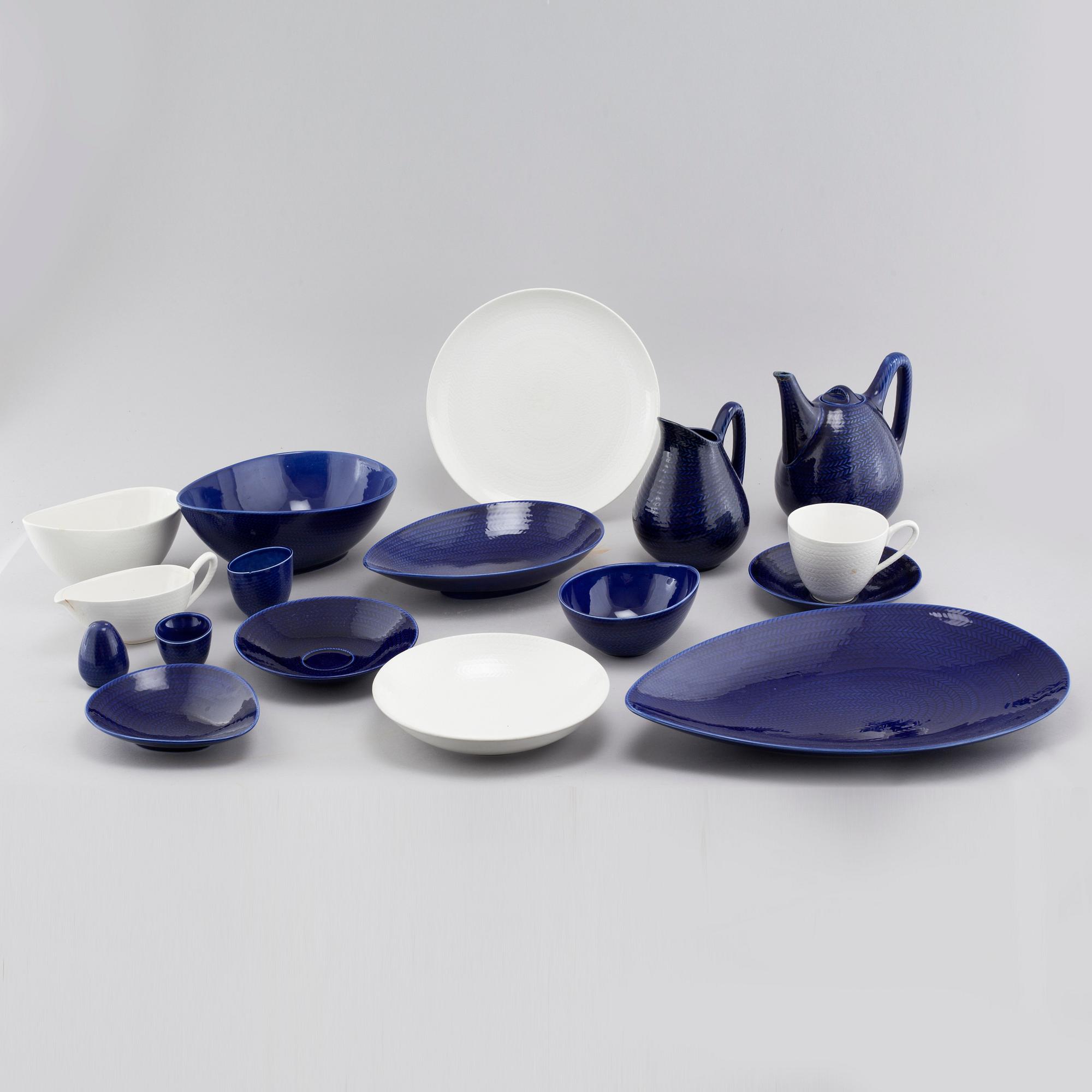 34 pieces of porcelain tableware by Hertha Bengtson for Rörstrand, model "Blå eld", second half of the 20th century.