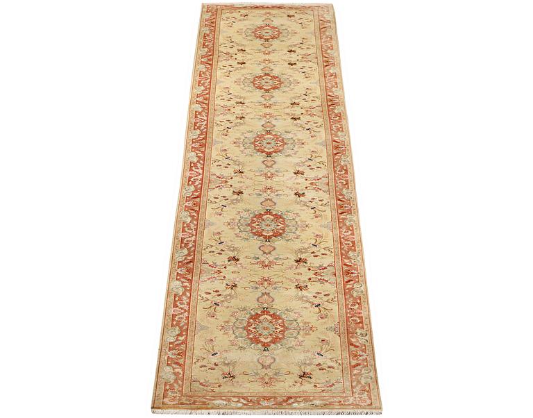 A Tabriz carpet, part silk, 50 raj, a. 508 x 85 cm.
