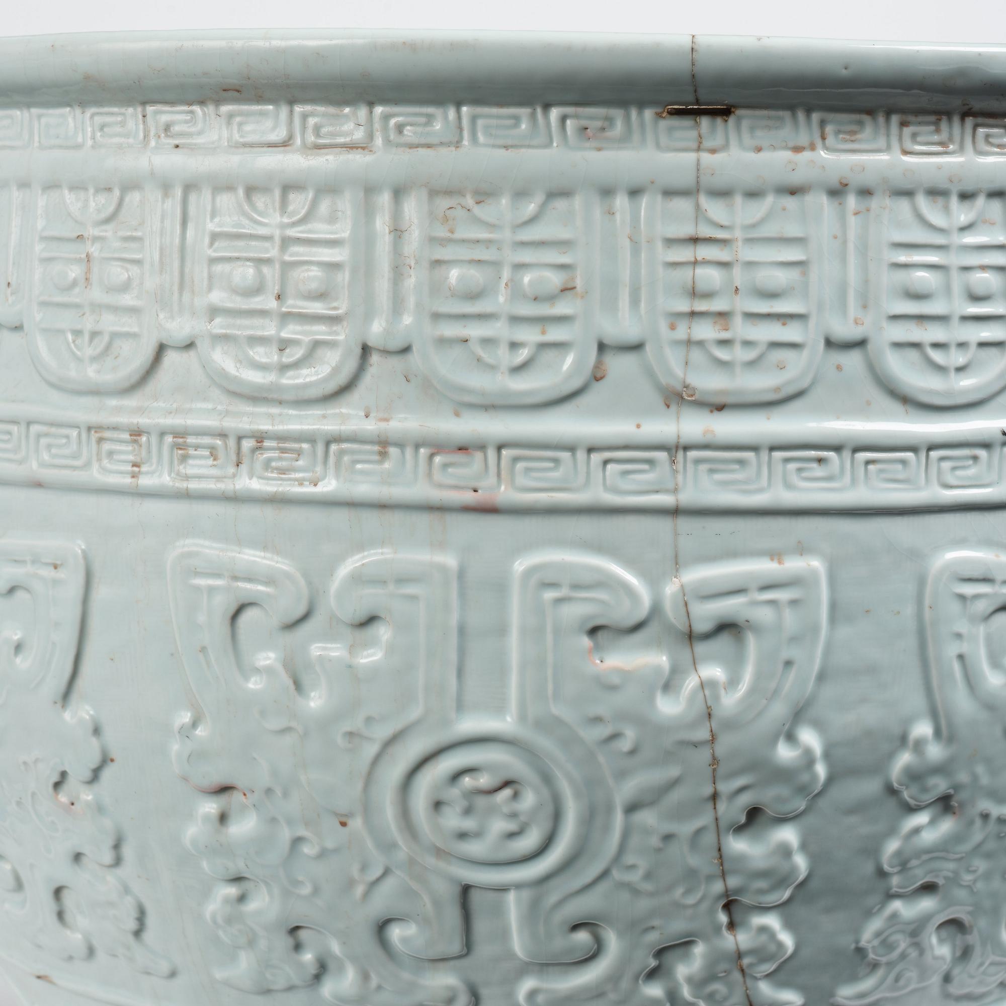 Praktytterfoder, blanc de chine. Qingdynastin, 1700-tal. Med märkning 滄亭清玩 'cang ting qing wan'.