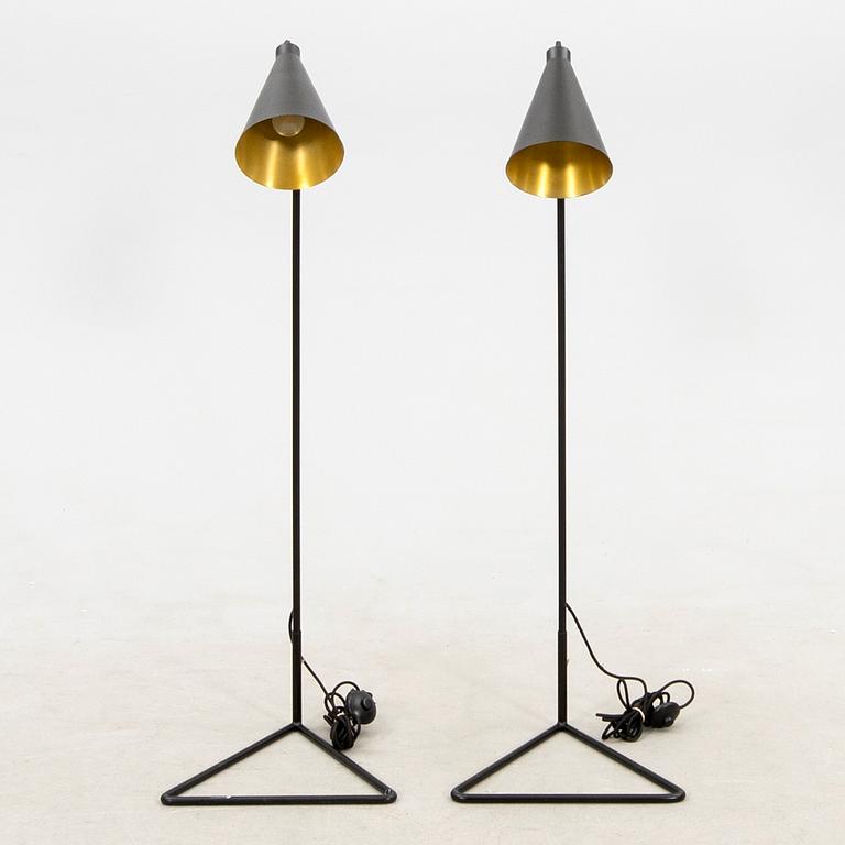 Floor lamps, a pair of modern manufacture.