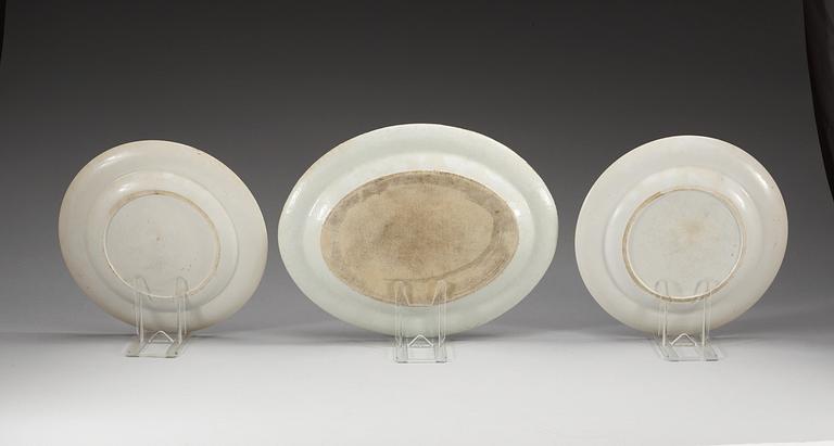 TALLRIKAR, två stycken, samt STEKFAT, vapenporslin. Qing dynastin, Jiaqing (1796-1820).