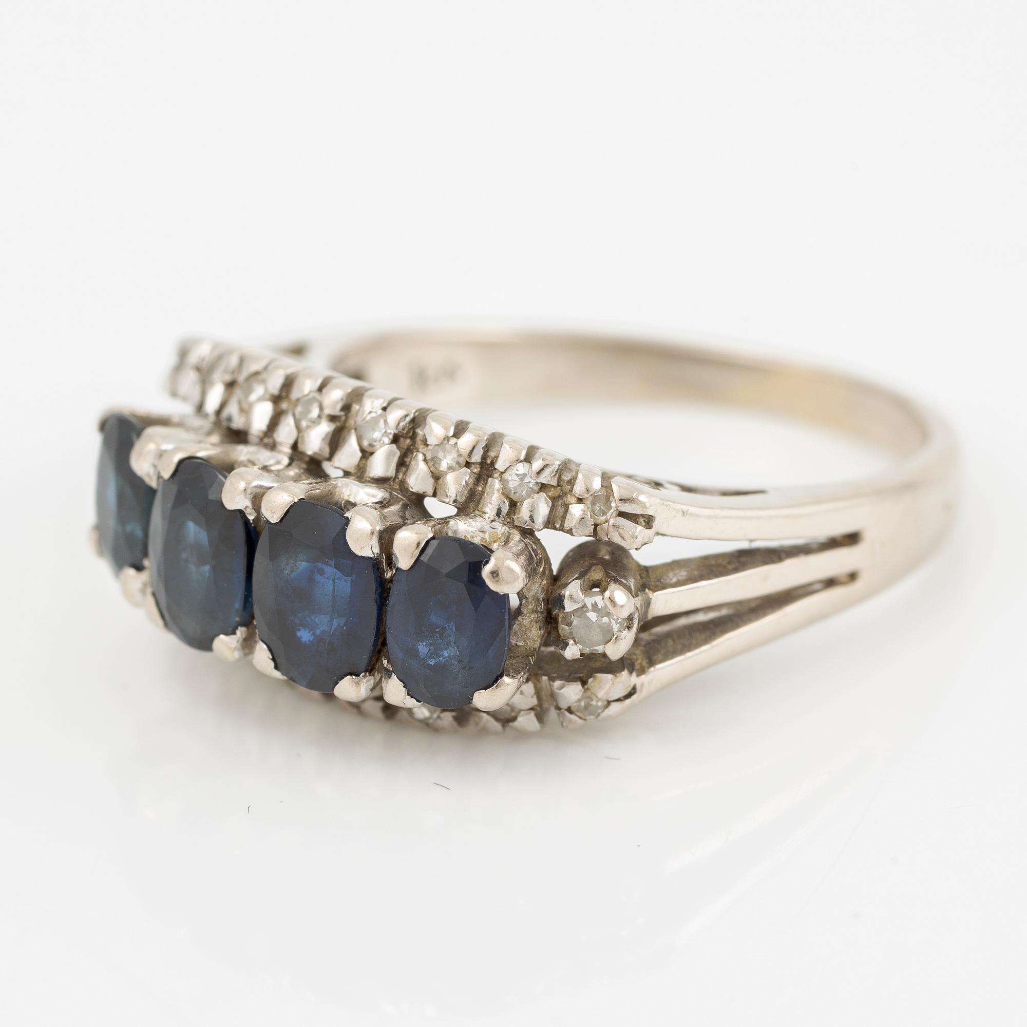 Ring, 18K vitguld med mörka safirer och åttkantslipade diamanter.