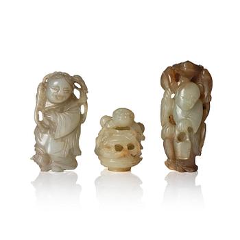 972. Figuriner, tre stycken, jade. Qingdynastin, 1800-tal.
