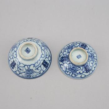 A set of 9 bowls and five cups with covers, China, 19th/20th Century.