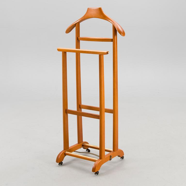 An Italian wooden suit stand / clothes valet, Fratelli Reguitti,  latter part of the 20th century.