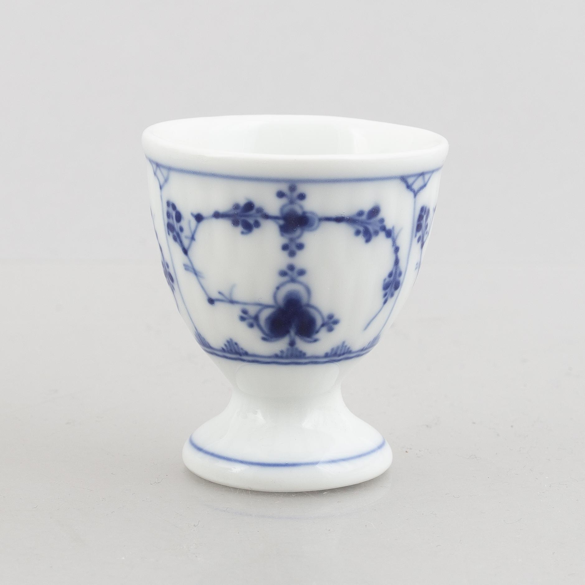 A set with six egg servers, a stand and a salt shaker, "Blue fluted"/"Musselmalet", Royal Copenhagen, part 19th century.