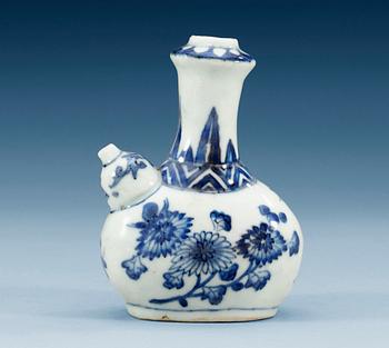 1514. MINIATYRKENDI, porslin. Qing dynastin, Kangxi (1662-1722).