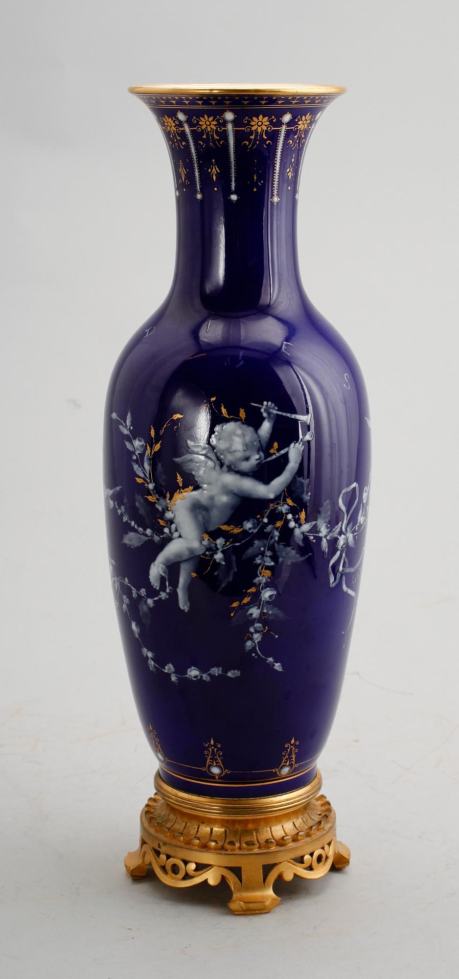 VAS, porslin, Sèvres. TEXTTILLÄGG: Med texten "Dies". Signerad Gcb. R.