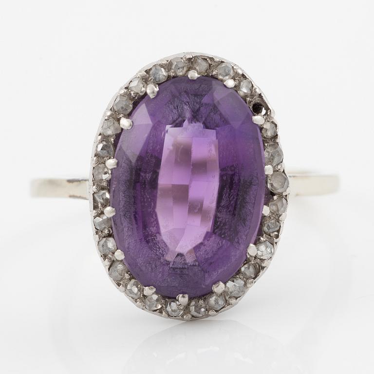Ring in 18K white gold set with a faceted amethyst and rose-cut diamonds.