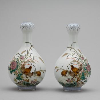 VASER, ett par, porslin, Kina troligen 1900-tal.