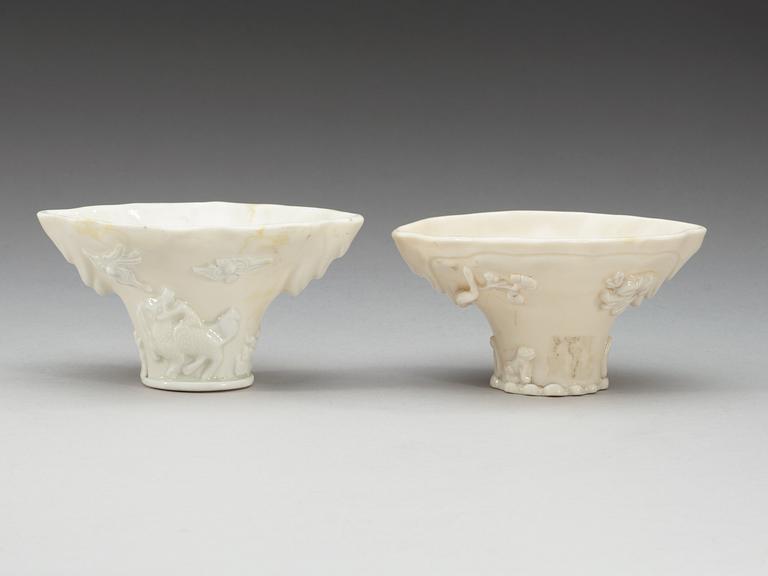 VINOFFERBÄGARE, två stycken, blanc de chine. Qing dynastin, 1700-tal.