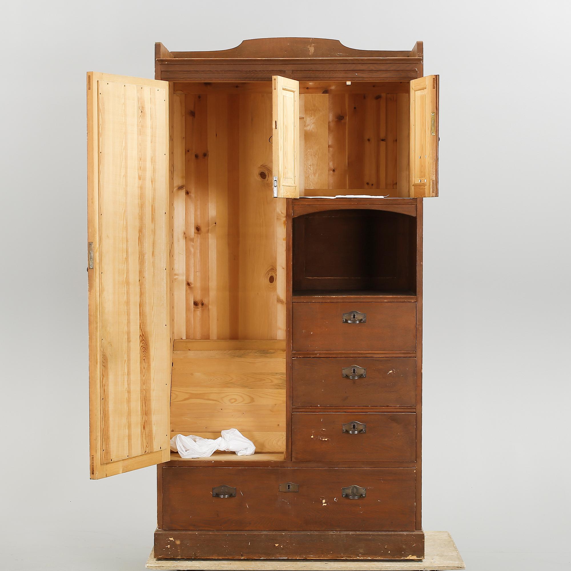 KLÄDSKÅP, jugend, 1900-talets början.