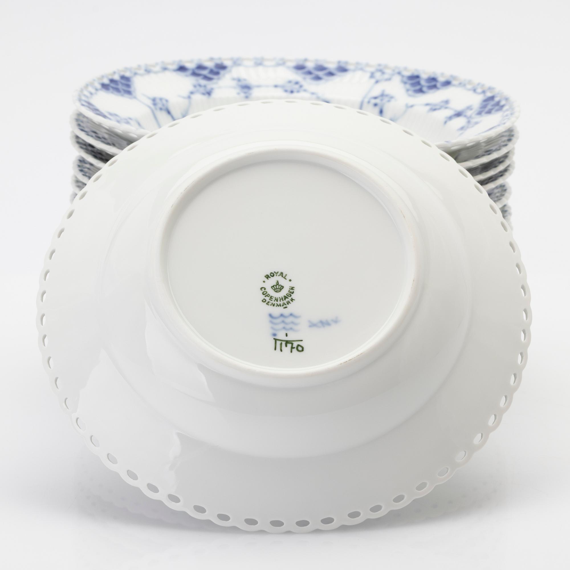 Royal Copenhagen, djupa tallrikar, 12 st, porslin, "Musselmalet helblonde", Danmark.