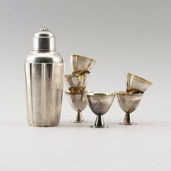 COCKTAILSHAKER OCH GLAS, 7 delar, silver, bl a CG Hallberg, Stockholm 1950 och 1952. Vikt ca 700 gram.