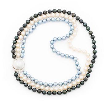 Three-row pearl necklace with cultured pearls, with an 18K white gold clasp set with a mabé pearl and octagonal-cut diamonds.