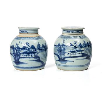 Two Chinese blue and white porcelain jars with cover, late Qing dynasty, 19th century.