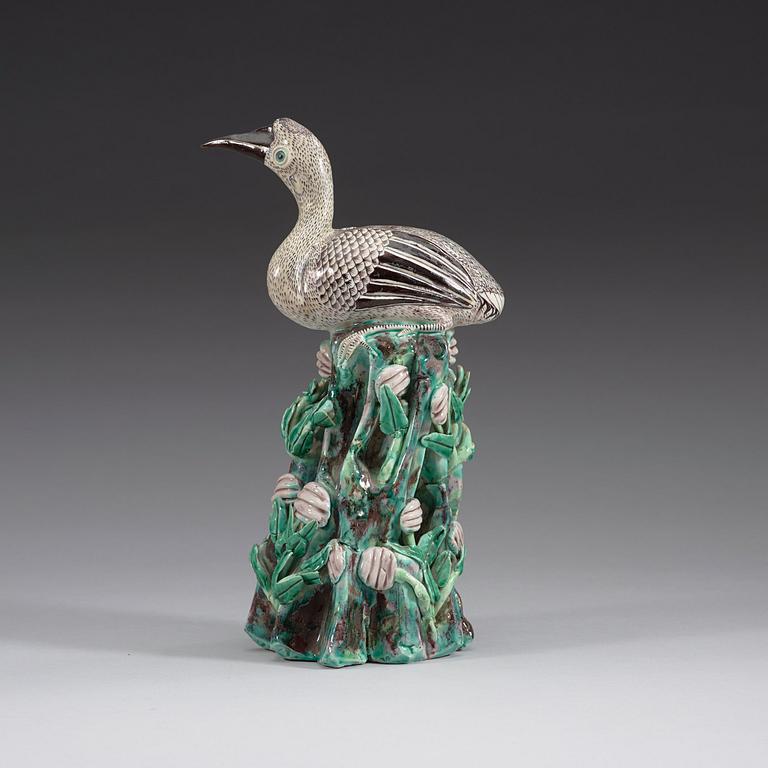 A famille verte figure of a bird, Qing dynasty, 19th Century.