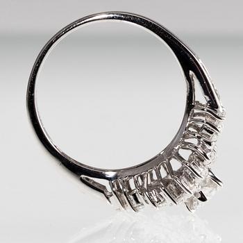 RING, platina, briljantslipade diamanter tot. 1,01 ct. Vikt 6,4 g.