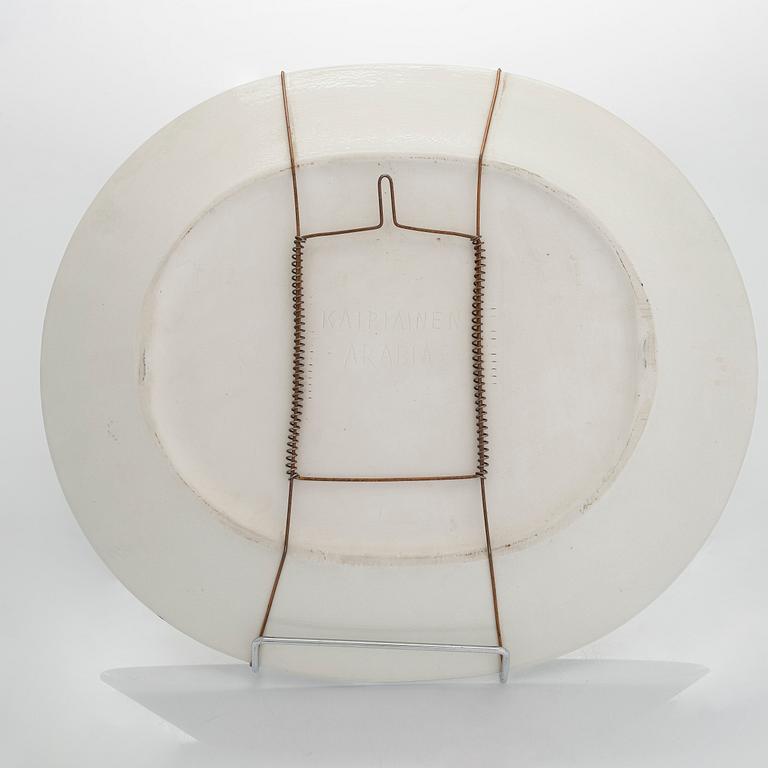 Birger Kaipiainen, a decorative stoneware dish, signed Kaipiainen, Arabia.